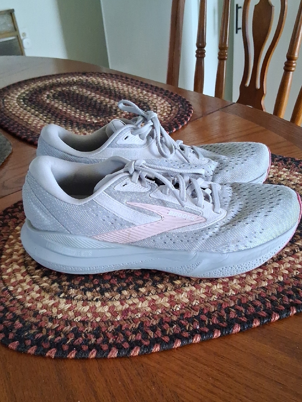 Brooks Women's Light Gray and Pale Pink Running Sneakers Sz. 9.5